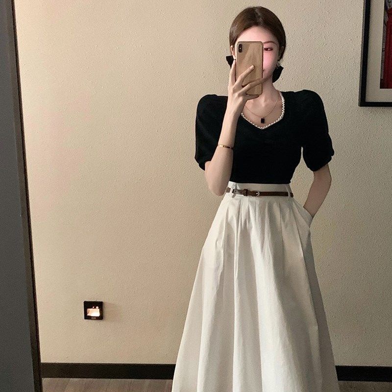 2022 Xia Ji Hepburn white half skirt small suit V-collar blouse fashion fried street network celebrity two-piece set