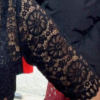 Áo ren croptop mặc trong váy sát nách