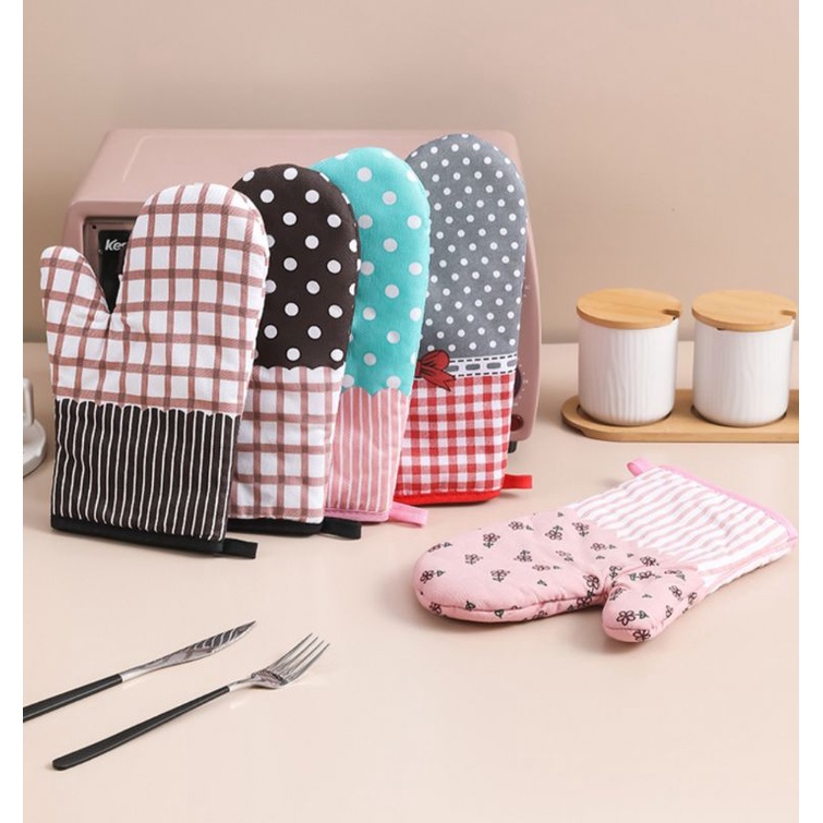 Một chiếc bao tay nhấc bếp chống phỏng lò vi sóng