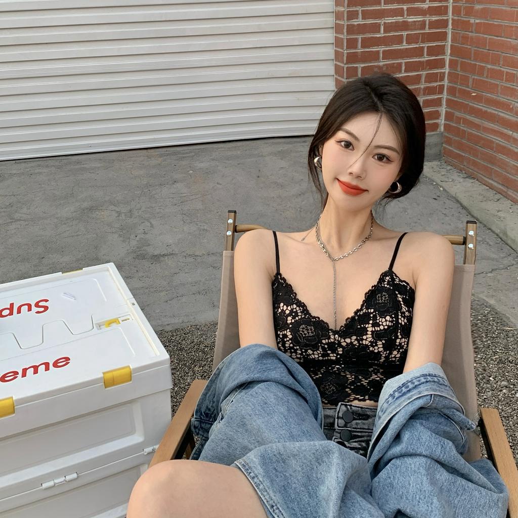 Áo dây mảnh khảnh phù hợp cho nữ giới phong cách Pháp