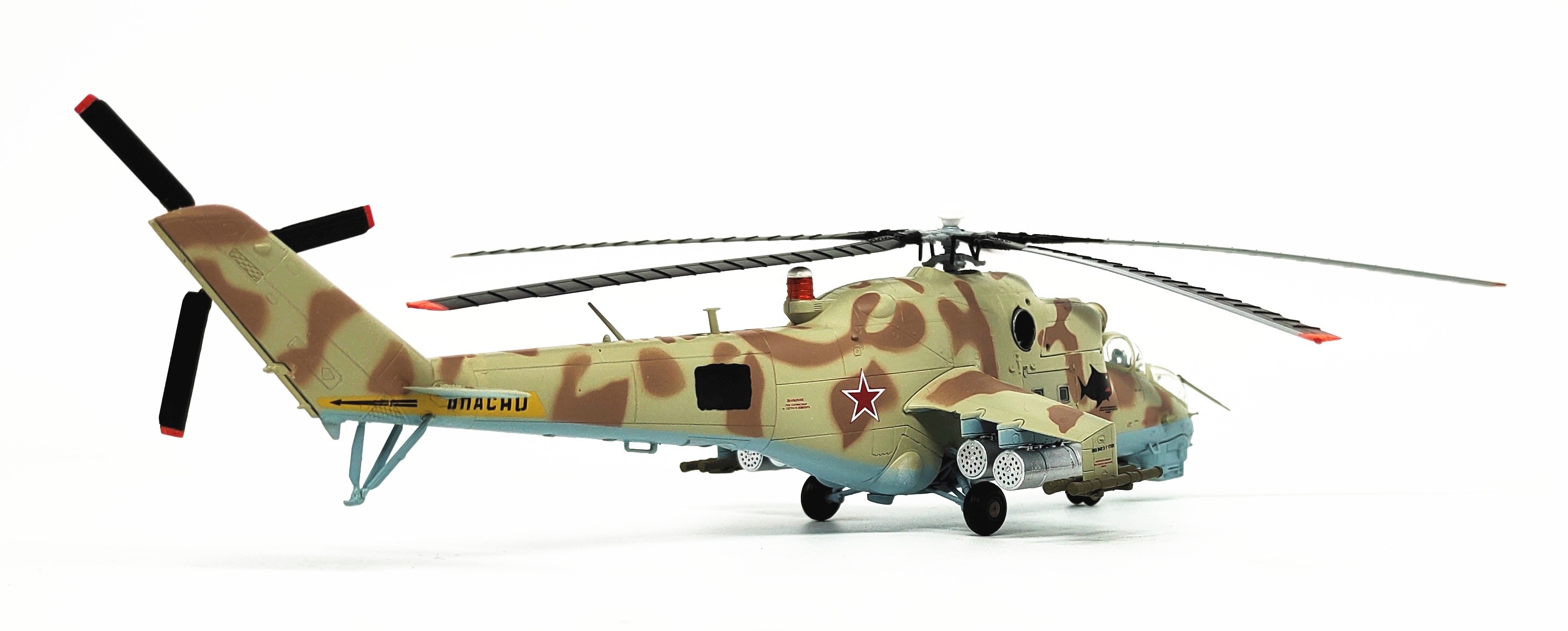 Mô Hình Máy Bay Trực Thăng Soviet Rice 24 Weapon Mi-24 Tỉ Lệ 1: 72
