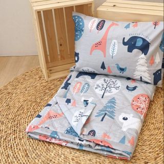 Set chăn gối đi học cho bé mầm non tiểu học mẫu thú nền xám