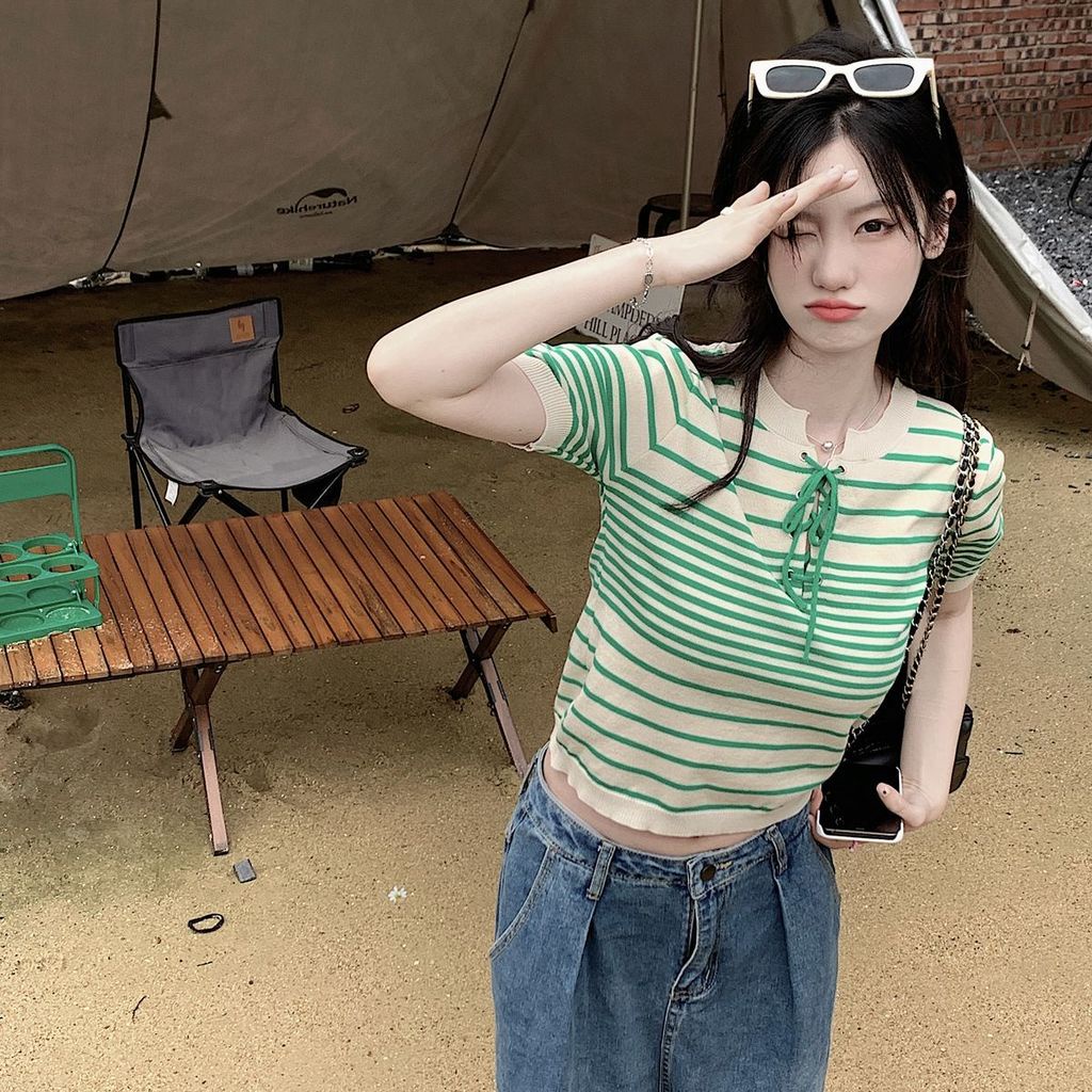 Áo Thun Dệt Kim Ngắn Tay Cổ Chữ V Họa Tiết Kẻ Sọc Màu Xanh Lá Thời Trang Mùa Hè Mới Dành Cho Nữ