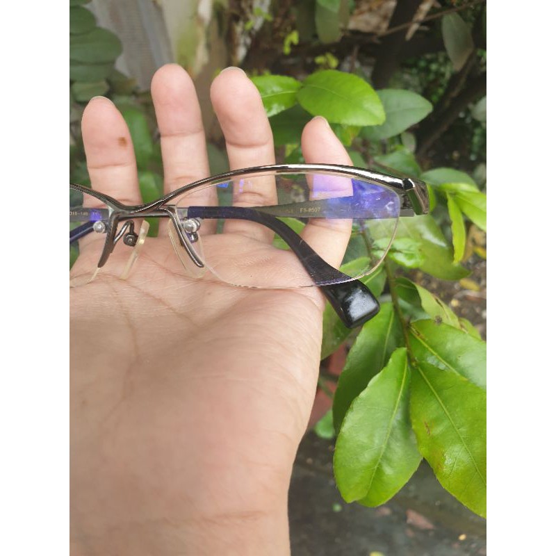 Gọng kính cận si chất liệu titan