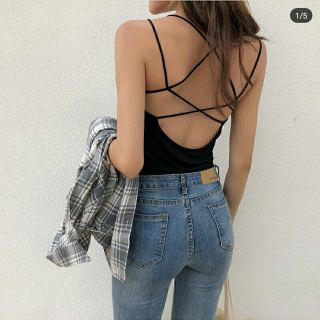 ( Sẵn đen, trắng) Áo croptop đan dây lưng ôm body