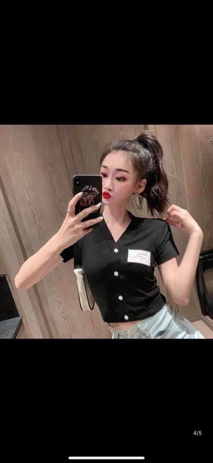 Áo len croptop cổ tim logo