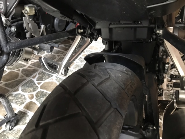 Dè con chắn bùn sau che sên, chắn xích Honda CB500f, CBR500r có che phuộc