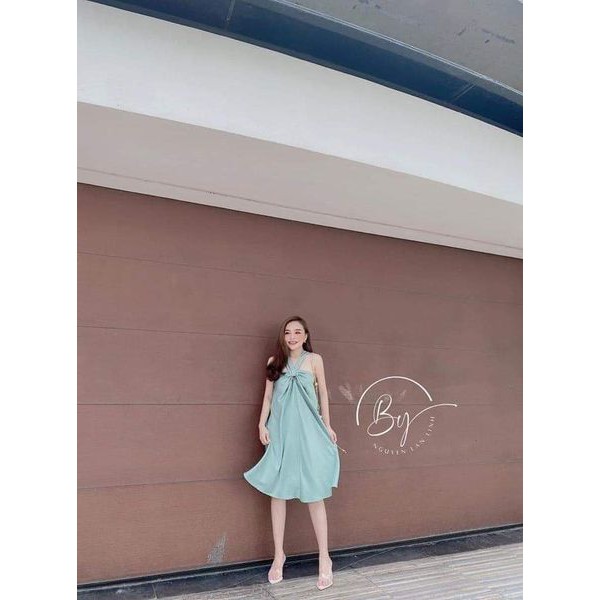 Đầm lụa cổ yếm suông