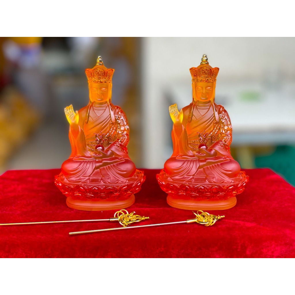 Phật địa tạng dáng ngồi đá lưu ly đỏ và trắng biểu tượng của may mắn tài lộc.
