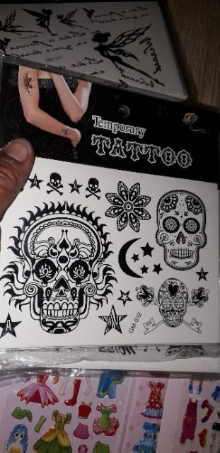 Một tờ hình xăm màu đen hoặc nhiều màu Tattoo có nhiều mẫu khác