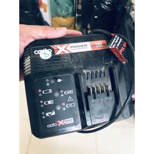 Sạc pin nhanh Ozito 18V X Change 3A