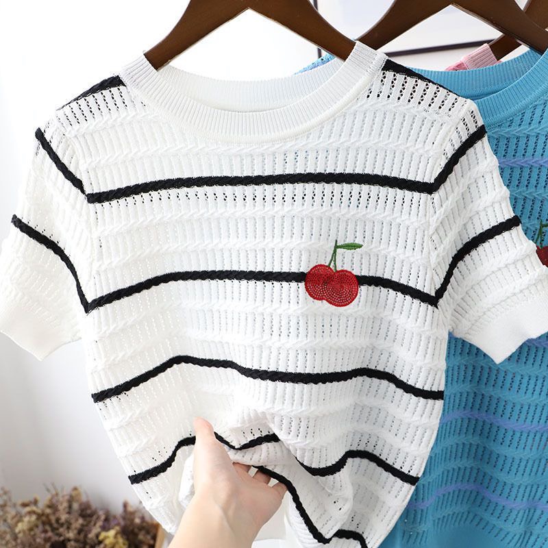 Áo Len Lỗ Kẻ Sọc Ngang Thêu Quả Chery Tay Ngắn | Smide Clothing
