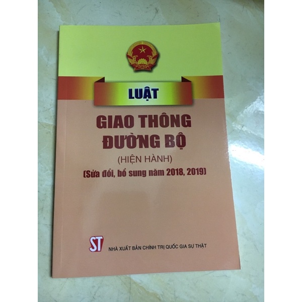 Sách - Luật giao thông đường bộ (Hiện hành) (NXB Chính trị quốc gia Sự thật) | BigBuy360 - bigbuy360.vn