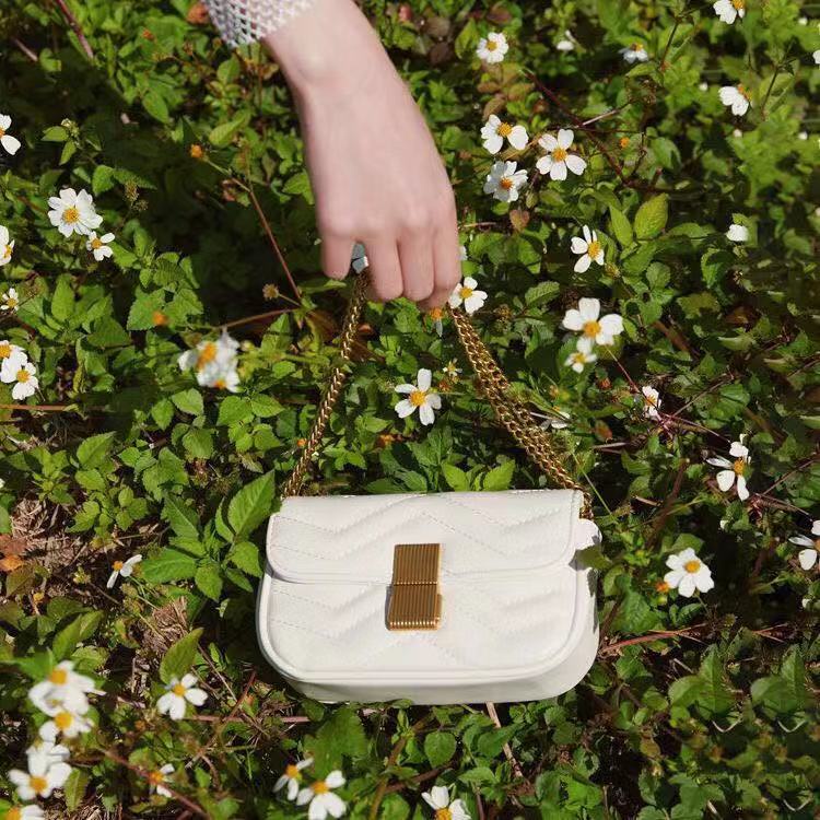 Túi đeo vai phối dây xích thiết kế mới 2022