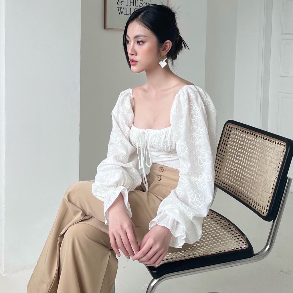 KIOBI – Áo kiểu Chloris form croptop cúp ngực, tay phồng dài nhún thun cổ điển,lưng thun,vải xô thêu trắng - KIA224446HT