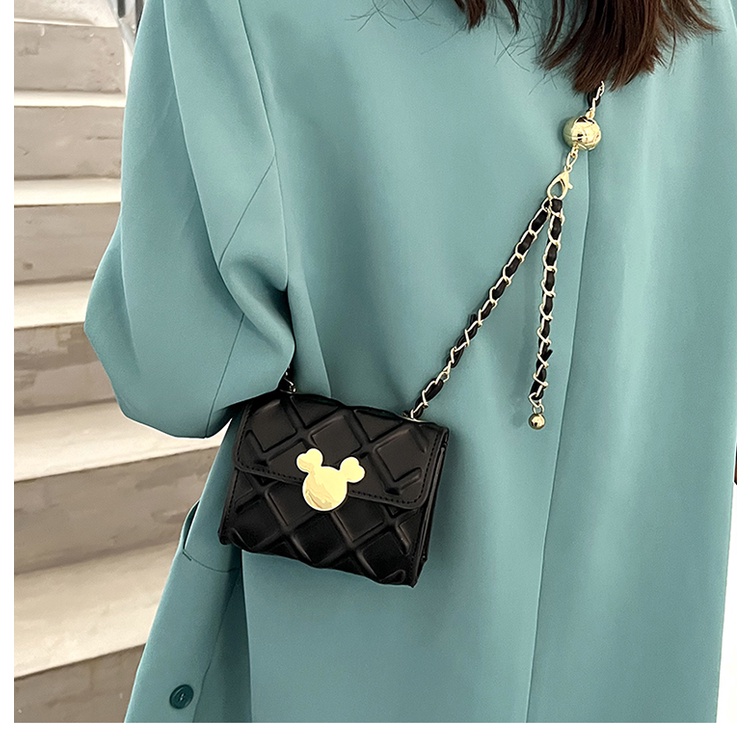 Túi đeo chéo vai IELGY thiết kế chi tiết hình thoi với dây quai xích