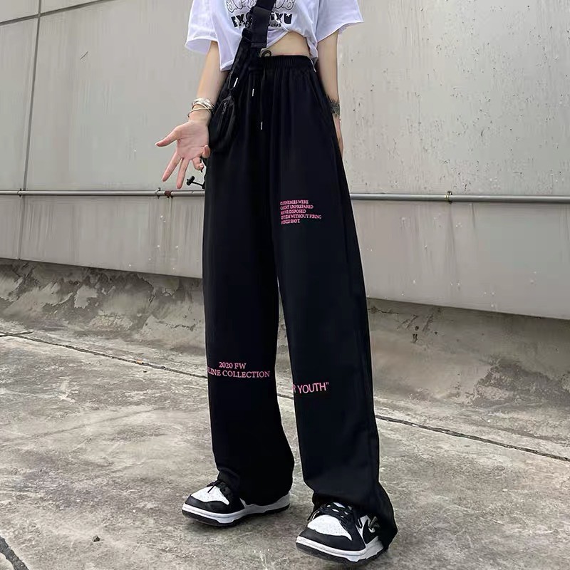 Quần chữ chốt gấu KA Closet chất umi ngoại dầy, chốt gấu điều chỉnh, chữ in màu hồng cá tính nổi bật, có 2 size M và L