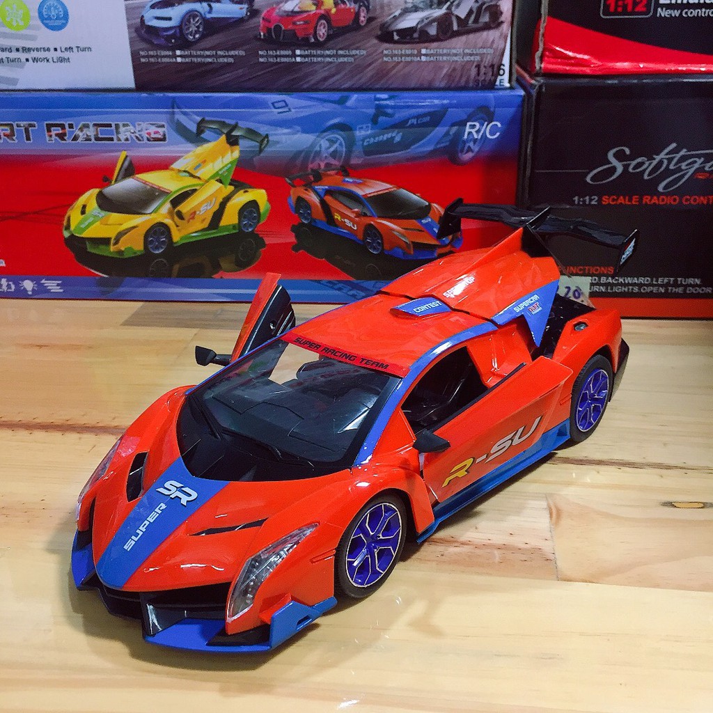 Siêu xe đua điều kiển tốc độ mở cửa