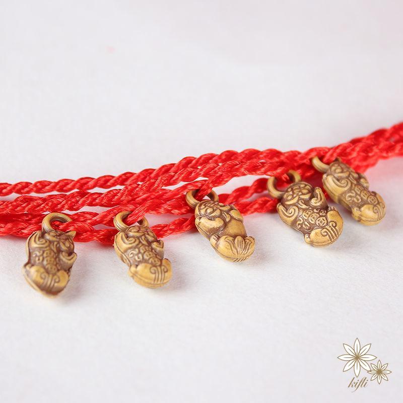 Vòng đeo tay dây bện chỉ đỏ handmade đem lại sự may mắn thể hiện tình bạn tình yêu