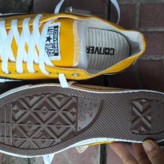 Giày sneaker cổ thấp buộc dây màu vàng