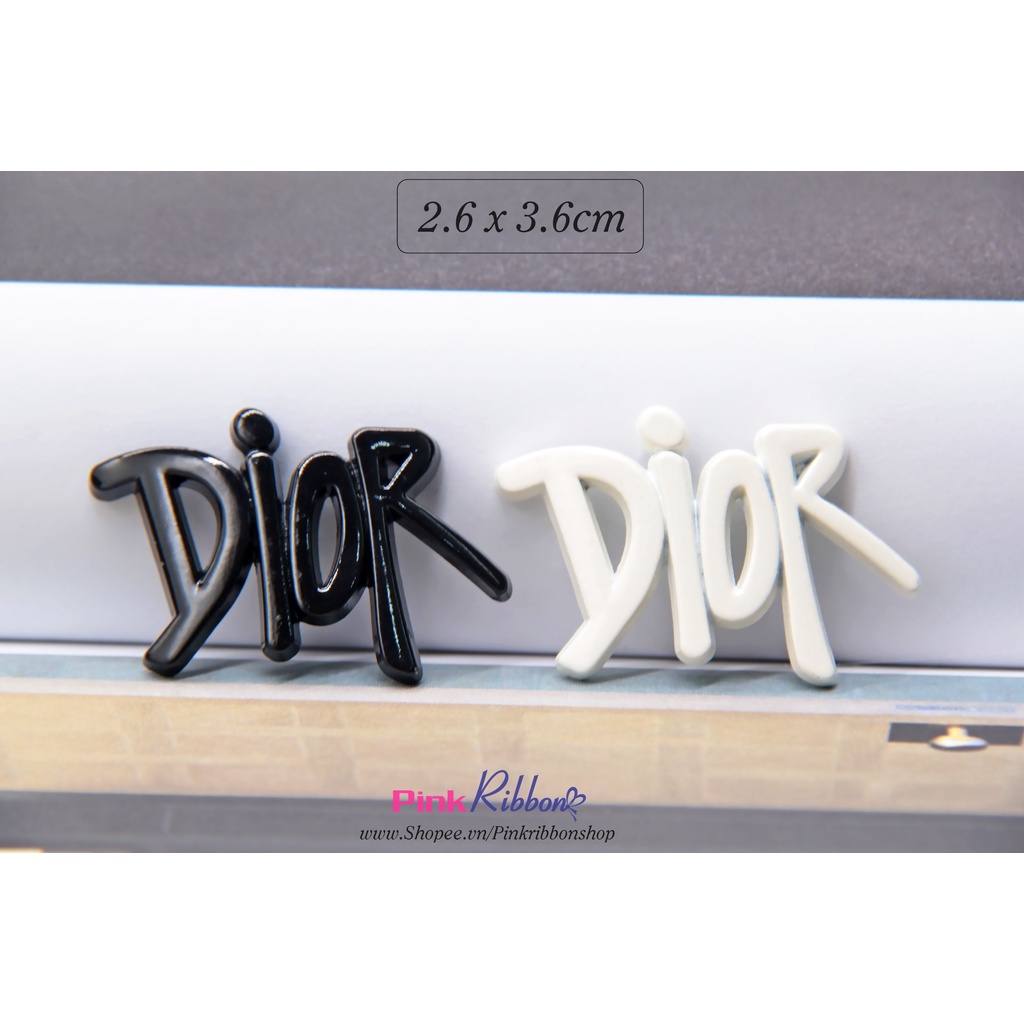 Charm chữ D10R đen-trắng