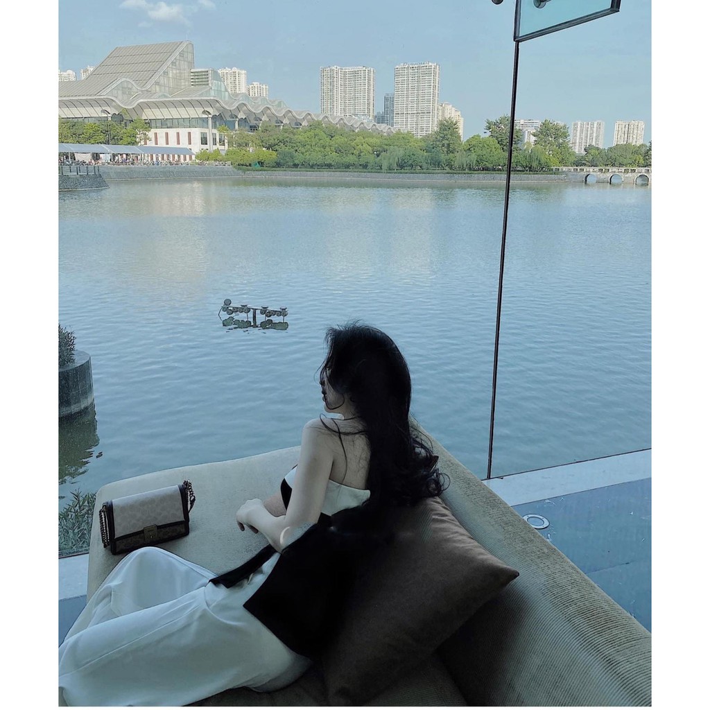 SET ÁO CÚP NGỰC ĐEN VIỀN TRẮNG XẺ TÀ + QUẦN SUÔNG | BigBuy360 - bigbuy360.vn