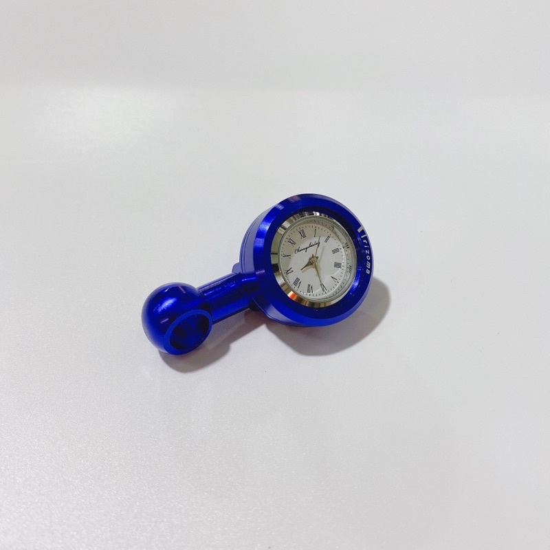 Đồng hồ nhỏ gắn chân kính phải xe máy có sẵn pin, chống nước có thể đi mưa