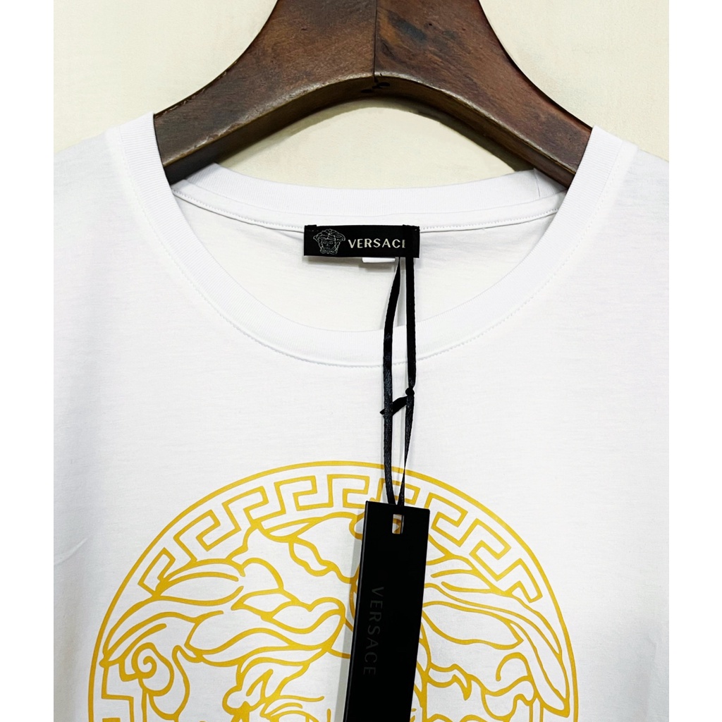 Áo Thun Ngắn Tay Cổ Tròn In Chữ Medusa Màu Vàng Phong Cách Mới Mùa Hè 2022 Cho Nam