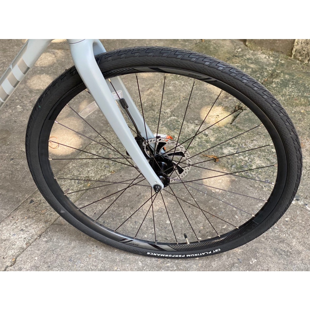 Xe touring Giant Revolt F1