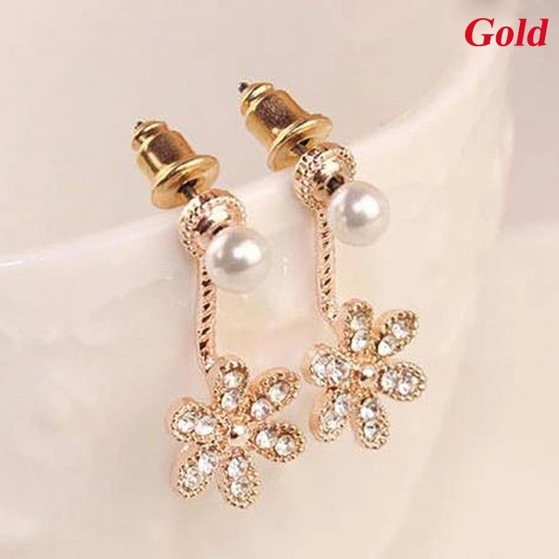 Cặp khuyên tai hợp kim hình hoa có đính đá phối cườm đầy quý phái