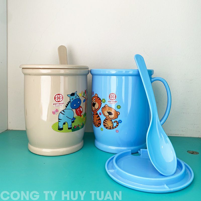 Cốc uống nước kèm thìa và nắp nhựa Việt Nhật an toàn, sạch sẽ MS602