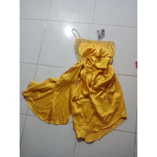 Đầm thiết kế lệch vai