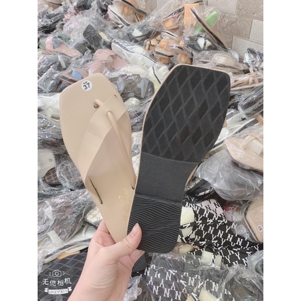 dép kiểu quai chéo trên đầu ngón chân.nền nhám.đầu vuông.xịn xò.nắng mưa đều mang được. cam kết như hình (hình tự chụp)