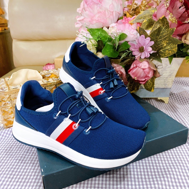 Giầy to.mmy thần thánh đang hót