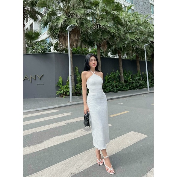 Váy hở lưng về các chị ơi