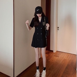 Váy vest xếp ly huy hiệu