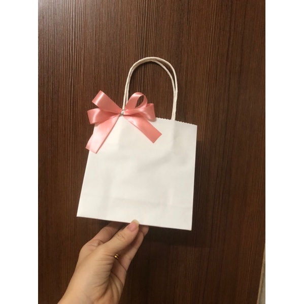 Nơ thắt sẵn màu đen như ảnh chỉ 1000₫/ cái, nơ thắt sẵn trên túi nv ạ