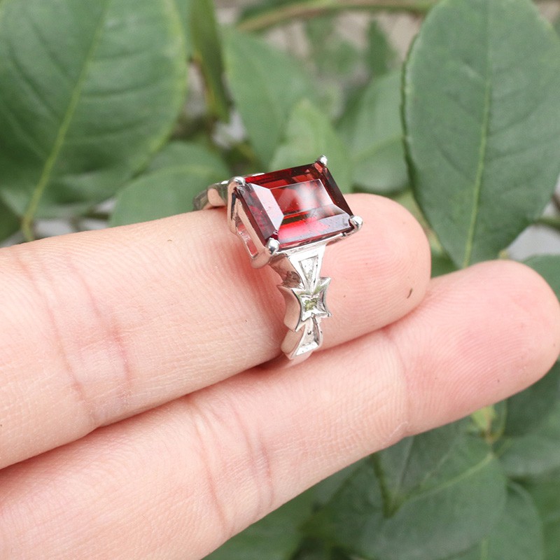 Nhẫn nữ đá garnet cá tính