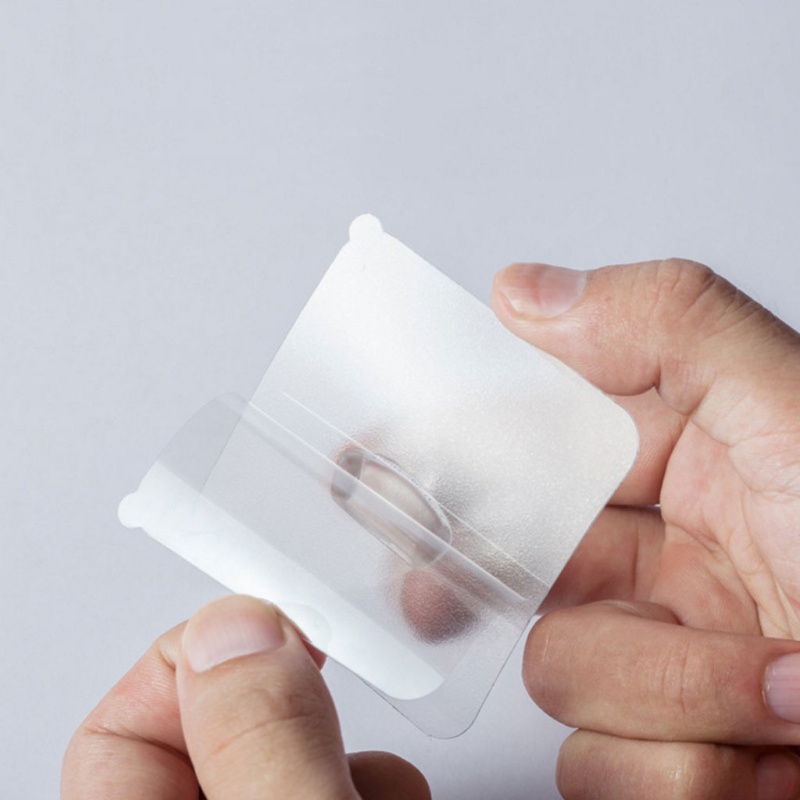 Giá đỡ phích cắm dán tường trong suốt tiện dụng