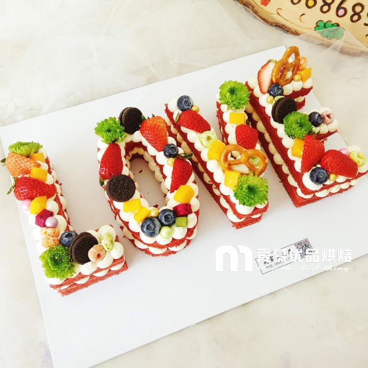 Khuôn nhựa trắng chữ LOVE (size to, 10inch)