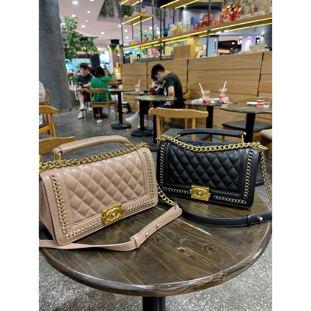 Túi xách chanel boy viền xích vàng size 25 , logo hiệu dập sườn , dây đeo căn chỉnh ngắn dài, bên trong lót đỏ