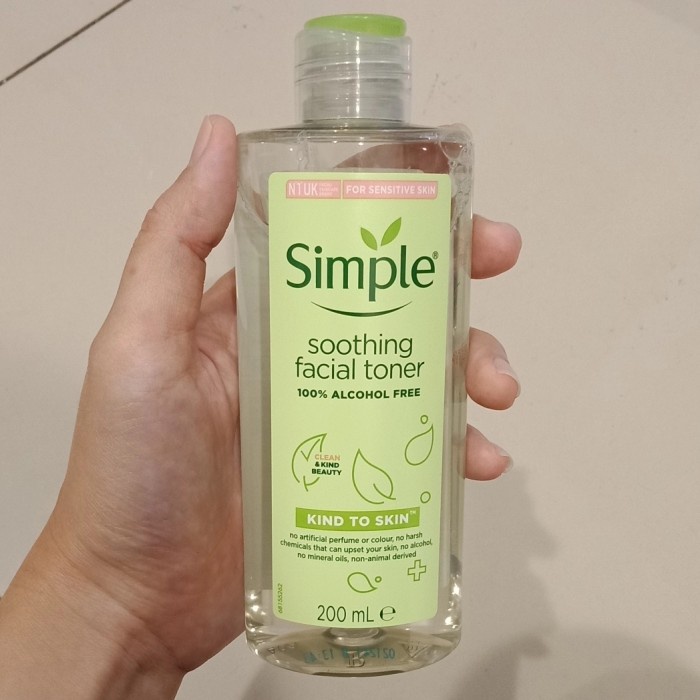 Nước Hoa Hồng Simple Soothing Facial Toner- Nước Cân Bằng Da Cấp Ẩm Dịu Nhẹ Cho Da 200ml