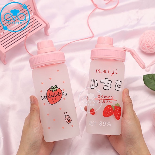 Bình Đựng Nước Thuỷ Tinh Mờ Nắp Bật Có Quai Cầm Dâu Tây Strawberry 500 Ml Tặng Kèm Ống Hút Tiện Lợi