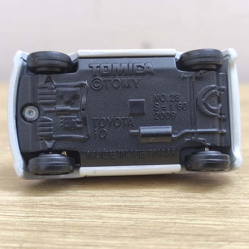 Xe ô tô mô hình Tomica Toyota IQ trắng No.28