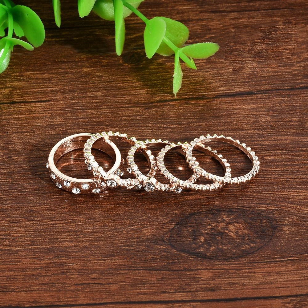 Bộ 5 nhẫn mạ vàng kiểu dáng khác nhau có đính kim cương nhân tạo