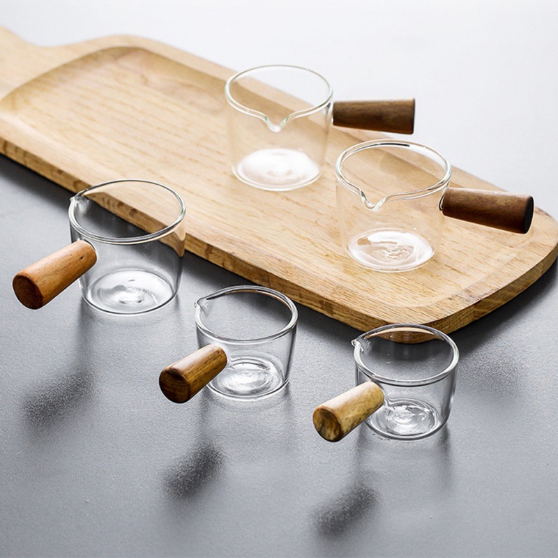 Dụng cụ cốc đo lường pha sữa/espresso làm từ thủy tinh với tay cầm bằng gỗ