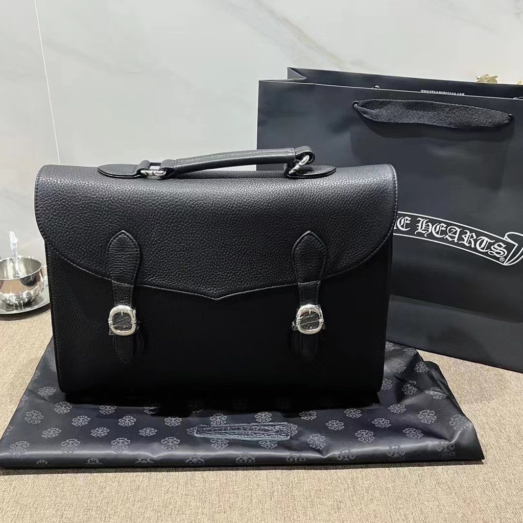 Túi sách Chrome Hearts, được làm bằng da thật 100% các khuy cài được làm bằng bạc 925.