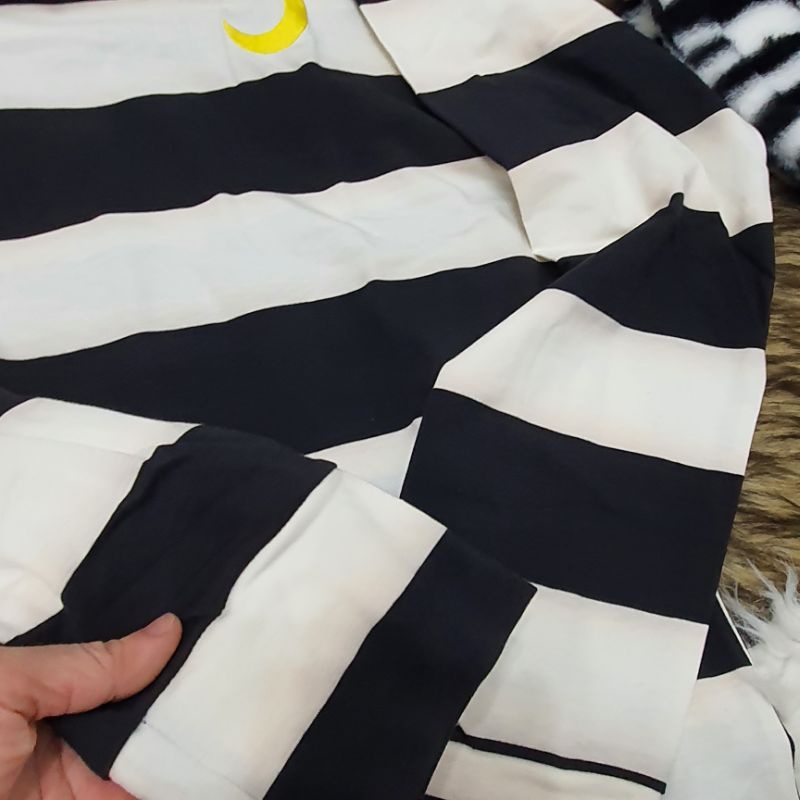 Áo thun tay dài kẻ sọc ngang thêu mặt trang form rộng