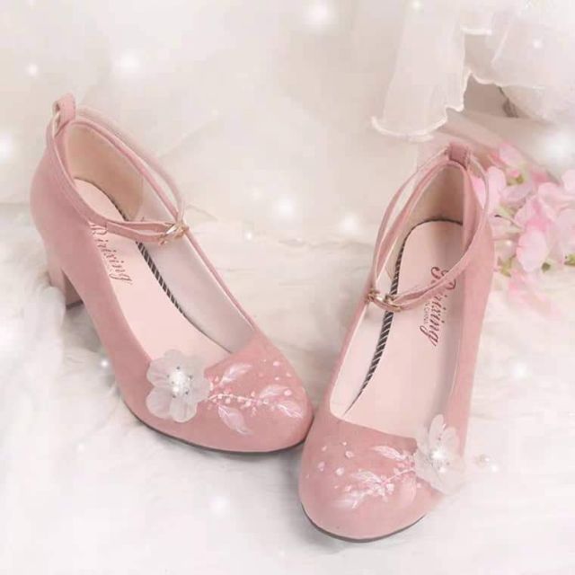 Giày cho chị Yến Nhi