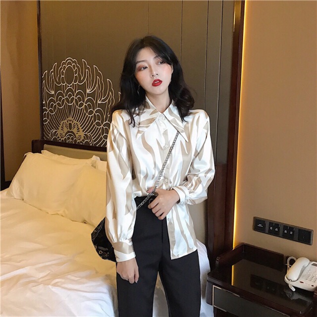 Áo sơmi phối màu hoạ tiết lạ mắt